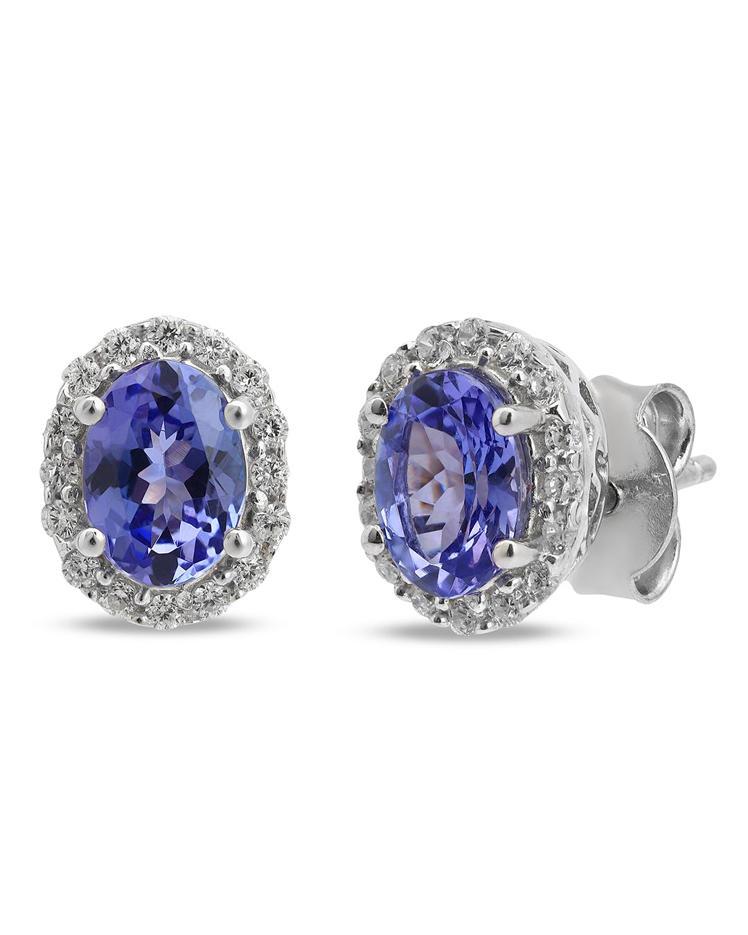 Classic stud earrings in 92.5 silver with a modern touch.