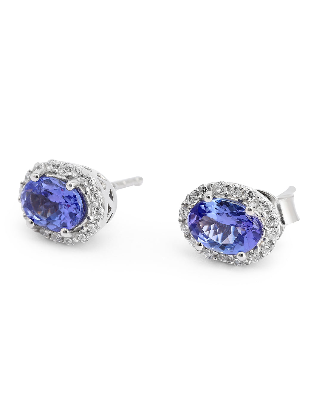 Classic stud earrings in 92.5 silver with a modern touch.