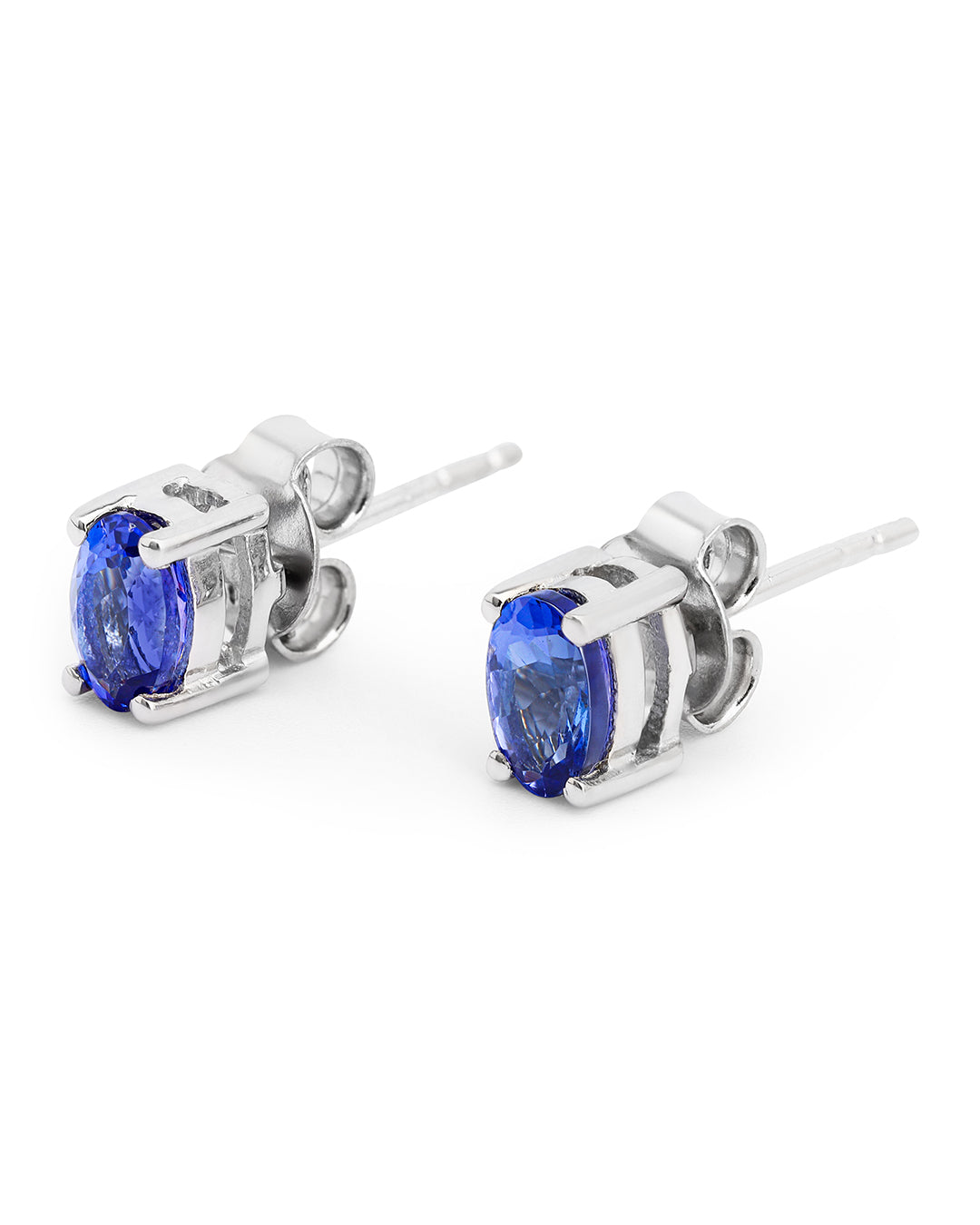 Classic stud earrings in 92.5 silver with a modern touch.