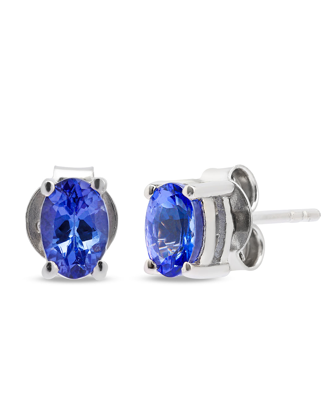 Classic stud earrings in 92.5 silver with a modern touch.