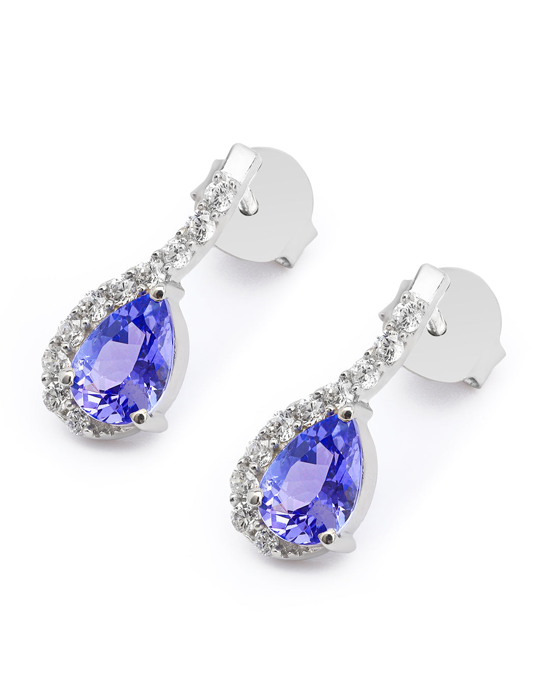 Classic stud earrings in 92.5 silver with a modern touch.