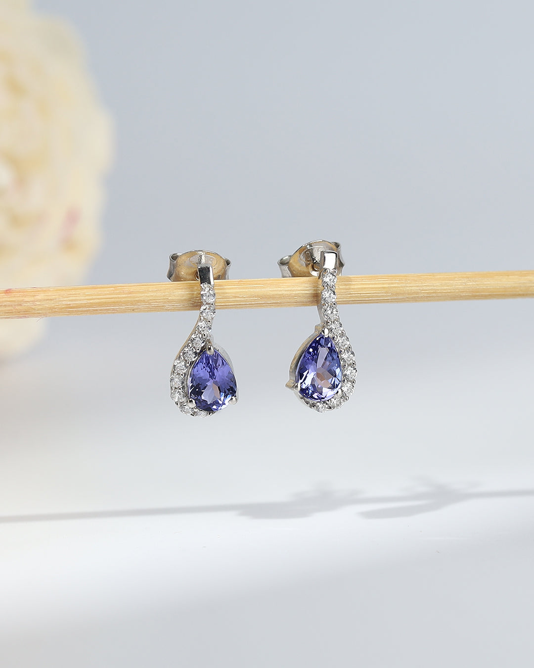 Classic stud earrings in 92.5 silver with a modern touch.