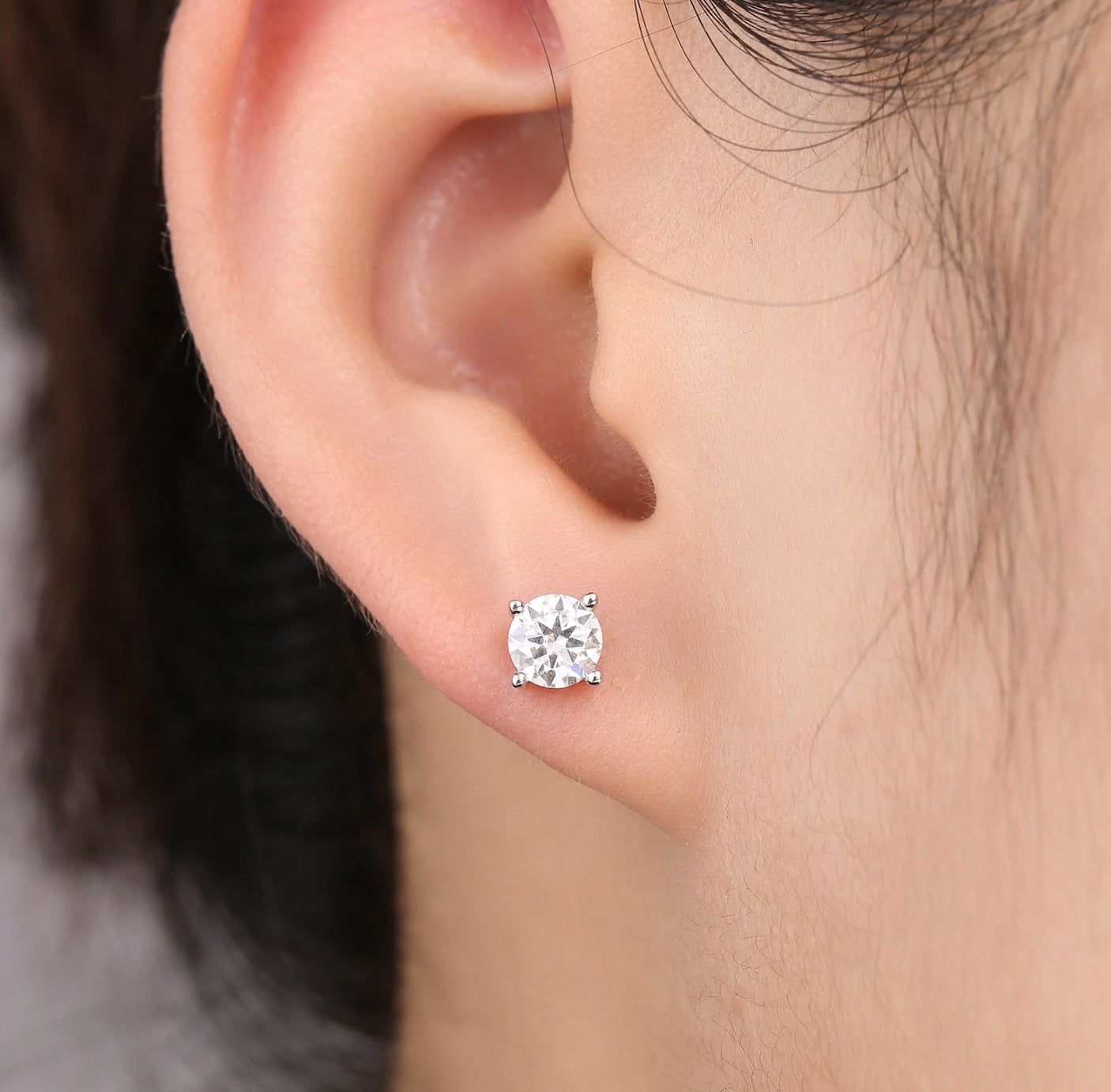 Classic Basket-Set Round Moissanite Studs