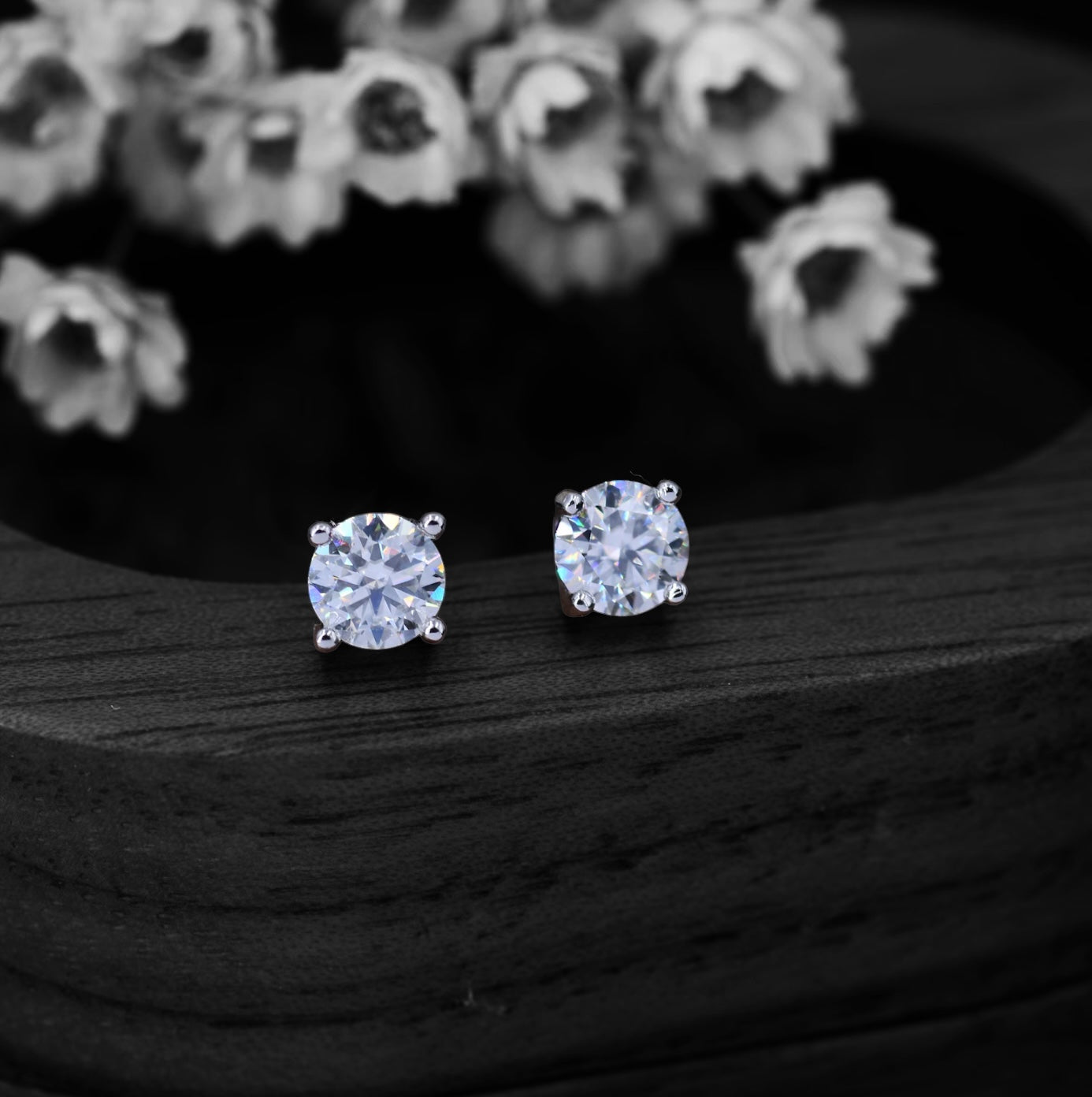 Classic Basket-Set Round Moissanite Studs