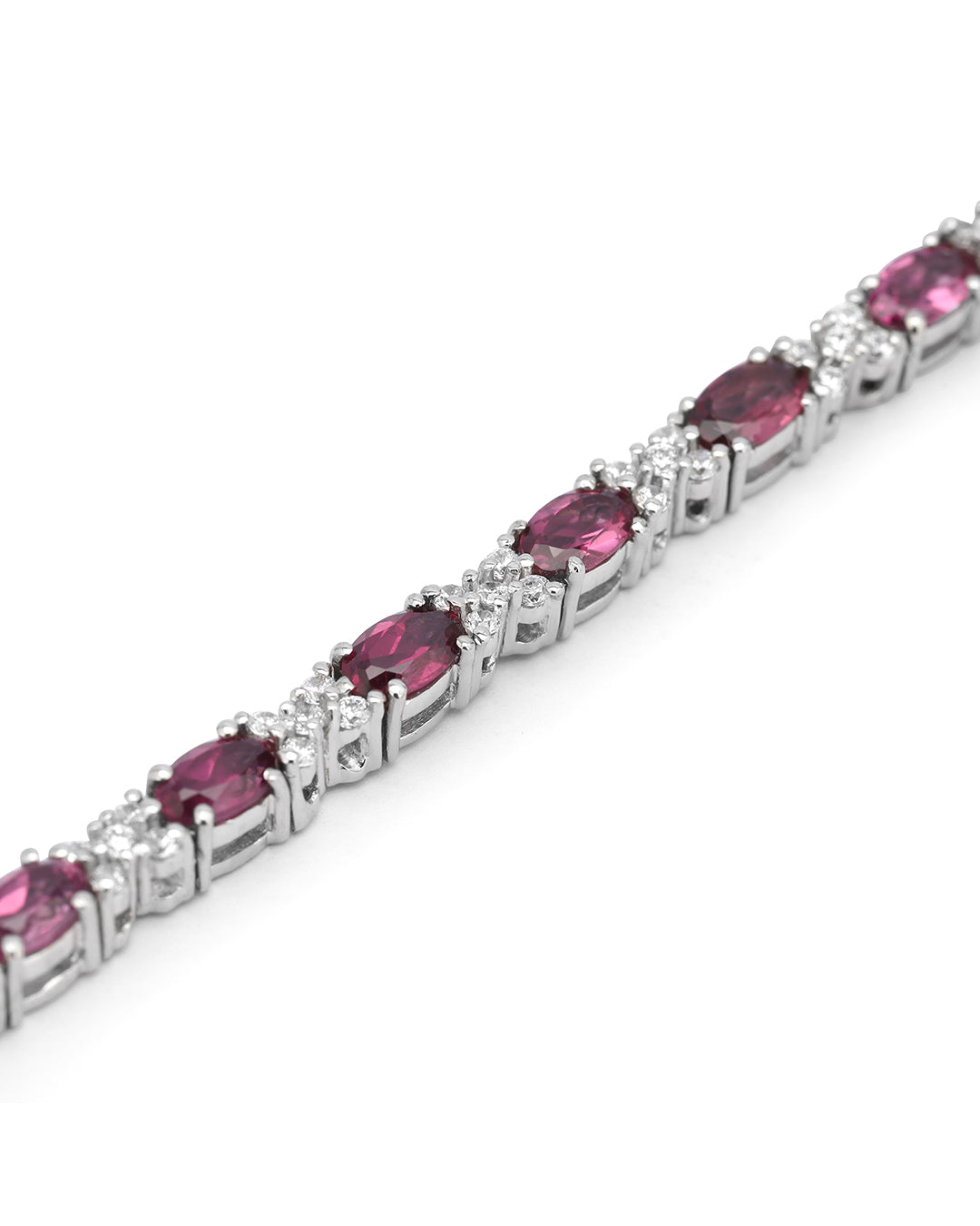  Luxury tennis necklace with sparkling gemstones set in silver.