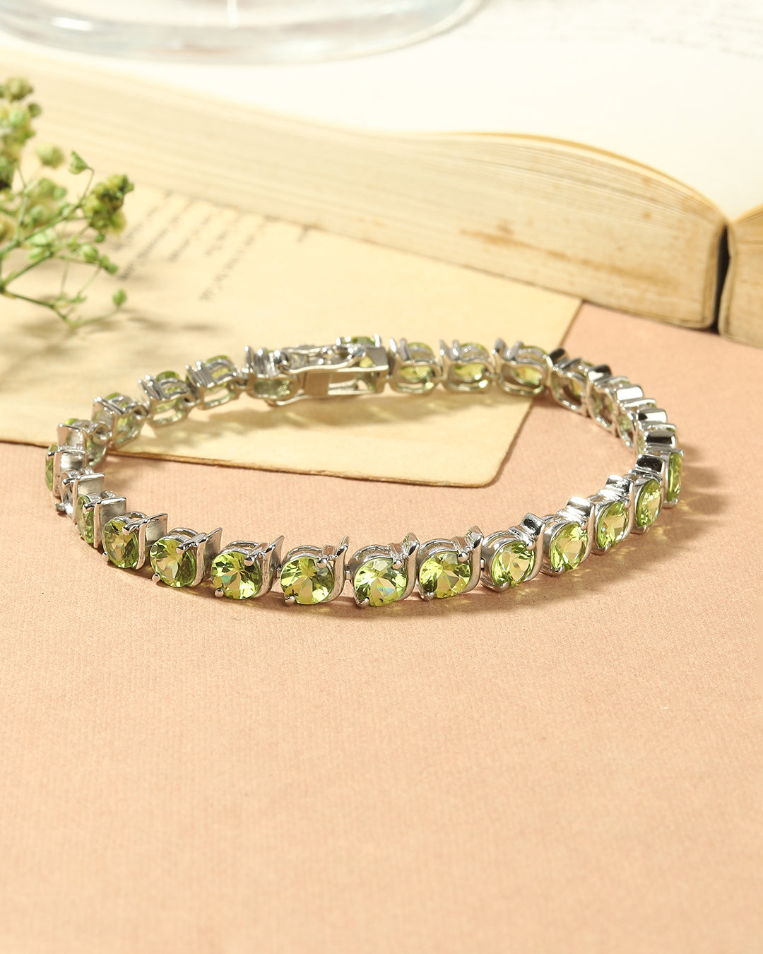 Elegant tennis bracelet with round-cut gemstones in fine metal.