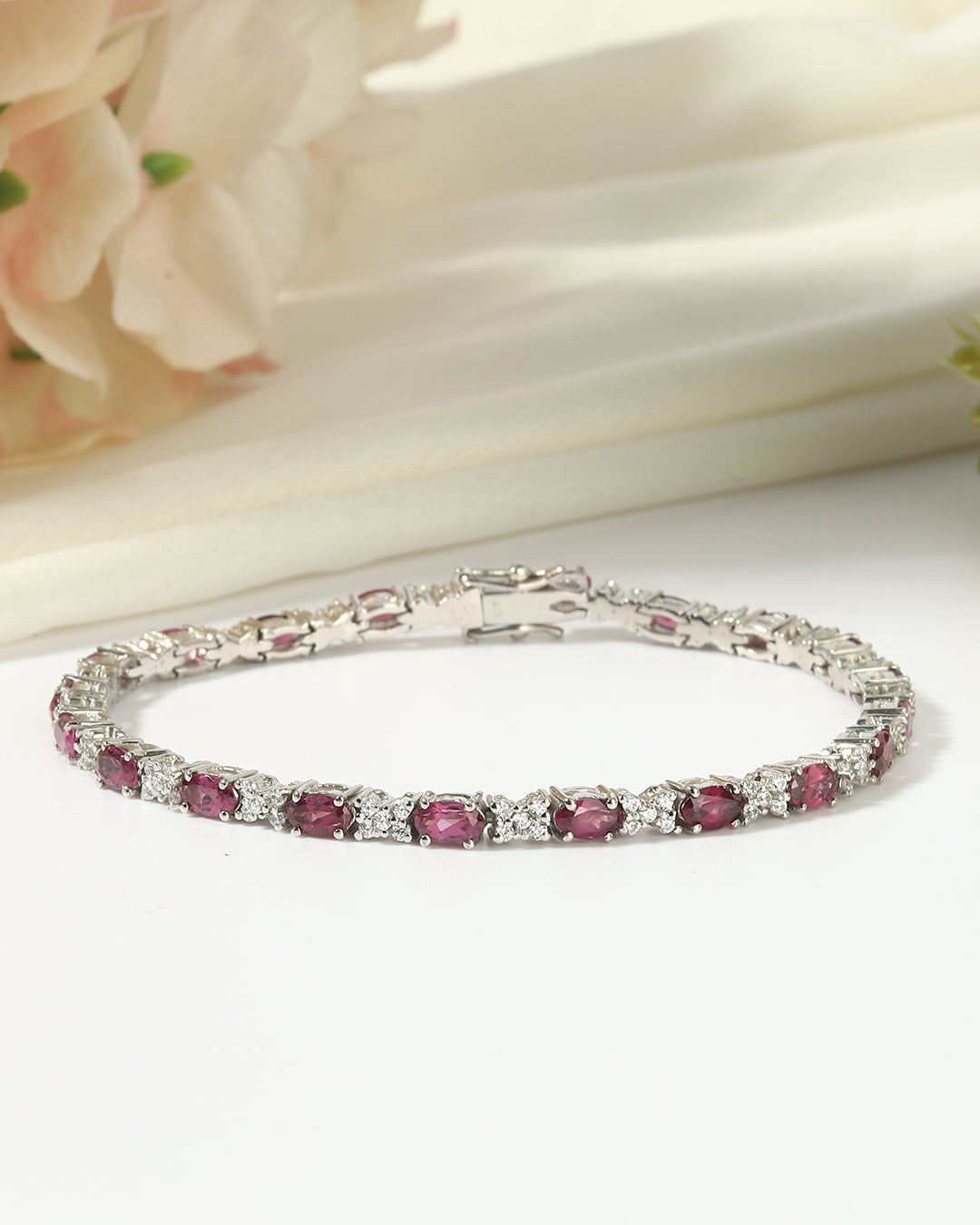  Luxury tennis necklace with sparkling gemstones set in silver.