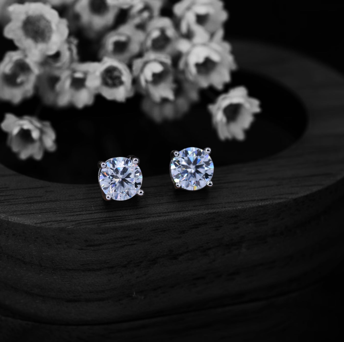 Classic Basket-Set Round Moissanite Studs